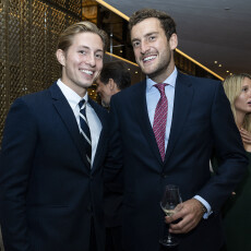 S. A. R. le prince Constantin-Alexios de Grèce et Peregrine Pearson, compagnon de la princesse Maria-Olympia de Grèce, à la soirée d'anniversaire de Doris Brynner à Paris.